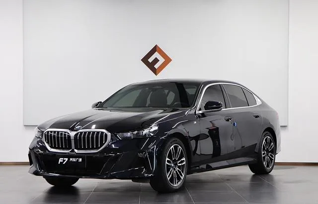 BMW 5 Series 2025 530Li Leading Type M Sports suit exterior photo 1 BMW 5 Series 2025 530Li Leading Type M Sports suit exterior photo 1