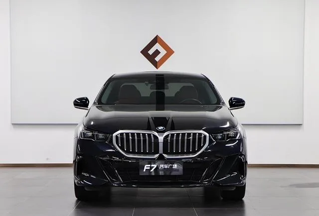 BMW 5 Series 2025 530Li Leading Type M Sports suit exterior photo 2 BMW 5 Series 2025 530Li Leading Type M Sports suit exterior photo 2