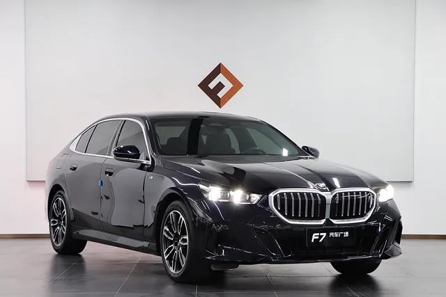 BMW 5 Series 2025 530Li Leading Type M Sports suit exterior photo 3 BMW 5 Series 2025 530Li Leading Type M Sports suit exterior photo 3