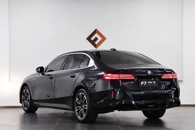 BMW 5 Series 2025 530Li Leading Type M Sports suit exterior photo 4 BMW 5 Series 2025 530Li Leading Type M Sports suit exterior photo 4