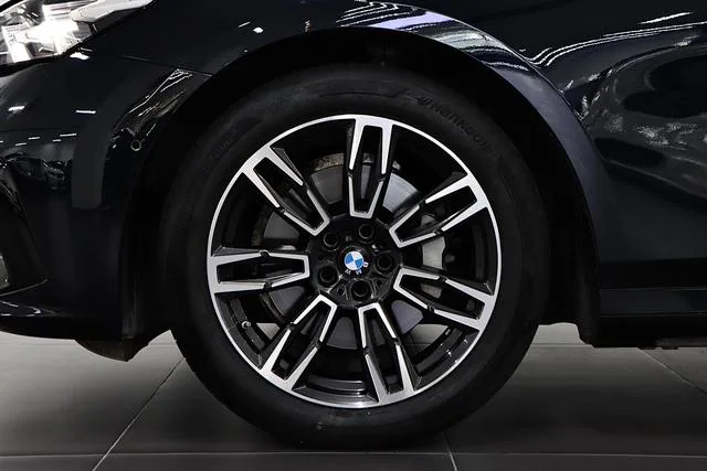 BMW 5 Series 2025 530Li Leading Type M Sports suit exterior photo 8 BMW 5 Series 2025 530Li Leading Type M Sports suit exterior photo 8