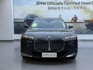 BMW 7 Series 2023 735Li M Conjunto deportivo exterior foto 2