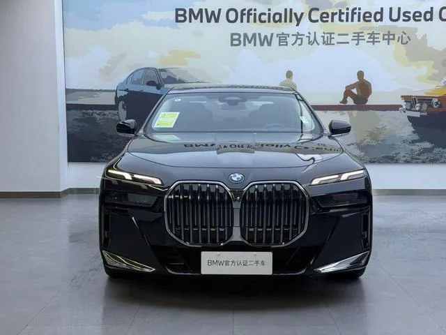 BMW 7 Series 2023 735Li M Conjunto deportivo exterior foto 2