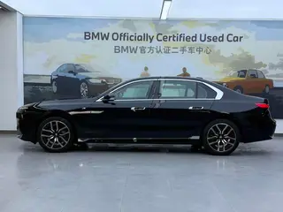 BMW 7 Series 2023 735Li M Conjunto deportivo exterior foto 3