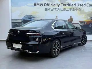 BMW 7 Series 2023 735Li M Conjunto deportivo exterior foto 4