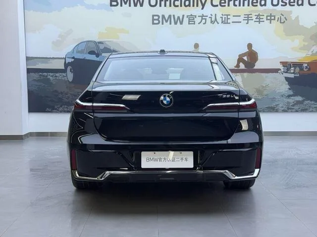 BMW 7 Series 2023 735Li M Conjunto deportivo exterior foto 5