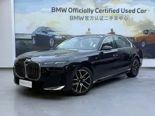 BMW 7 Series 2023 735Li M Conjunto deportivo exterior foto 6