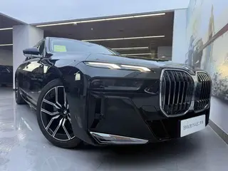 BMW 7 Series 2023 735Li M Conjunto deportivo exterior foto 7