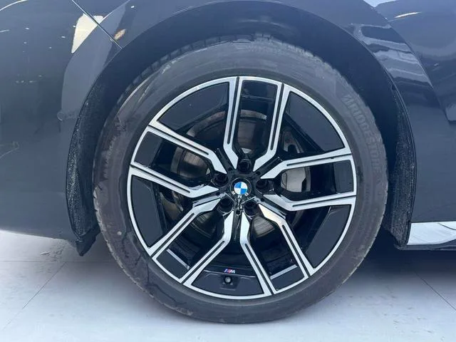 BMW 7 Series 2023 735Li M Conjunto deportivo exterior foto 9