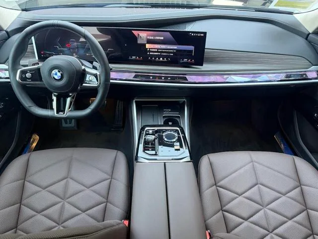 BMW 7 Series 2023 735Li M Conjunto deportivo exterior foto 10