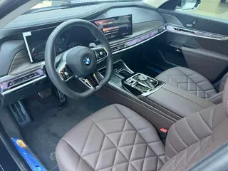 BMW 7 Series 2023 735Li M Conjunto deportivo interior foto 11
