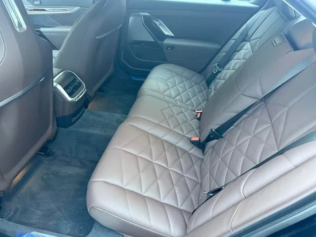 BMW 7 Series 2023 735Li M Conjunto deportivo interior foto 12