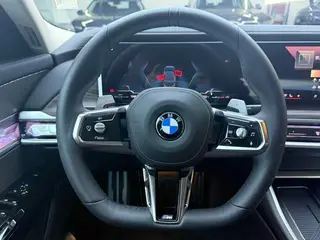 BMW 7 Series 2023 735Li M Conjunto deportivo interior foto 13