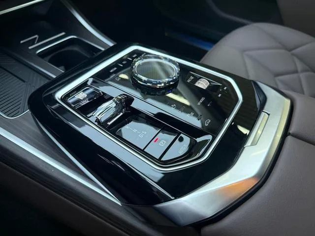 BMW 7 Series 2023 735Li M Conjunto deportivo interior foto 14