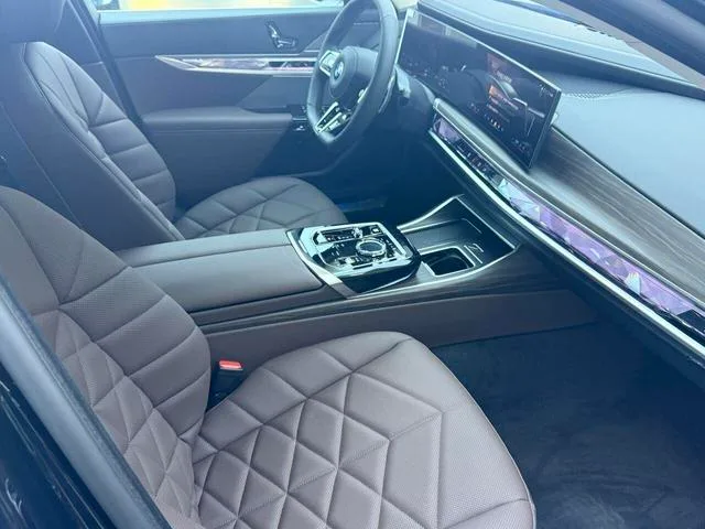 BMW 7 Series 2023 735Li M Conjunto deportivo interior foto 17