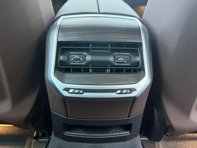 BMW 7 Series 2023 735Li M Conjunto deportivo interior foto 18