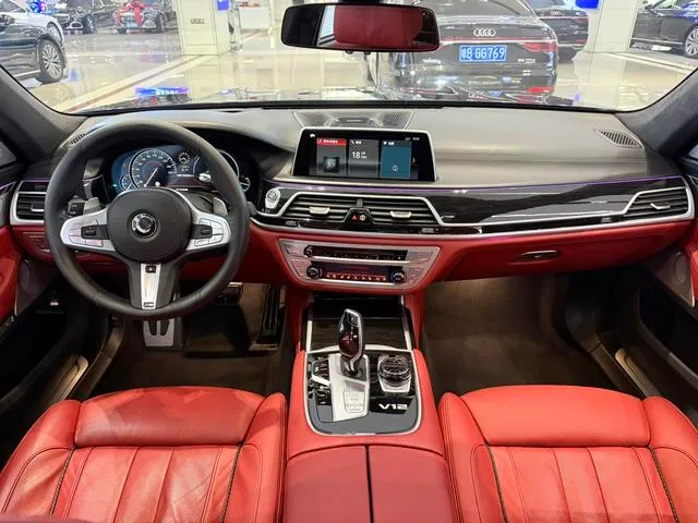 BMW 7 Series 2018 M760Li xDrive exterior photo 6 BMW 7 Series 2018 M760Li xDrive exterior photo 6