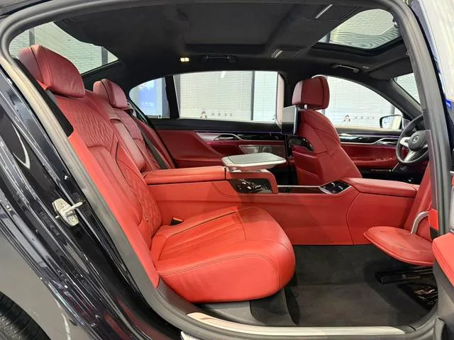 BMW 7 Series 2018 M760Li xDrive exterior photo 9 BMW 7 Series 2018 M760Li xDrive exterior photo 9