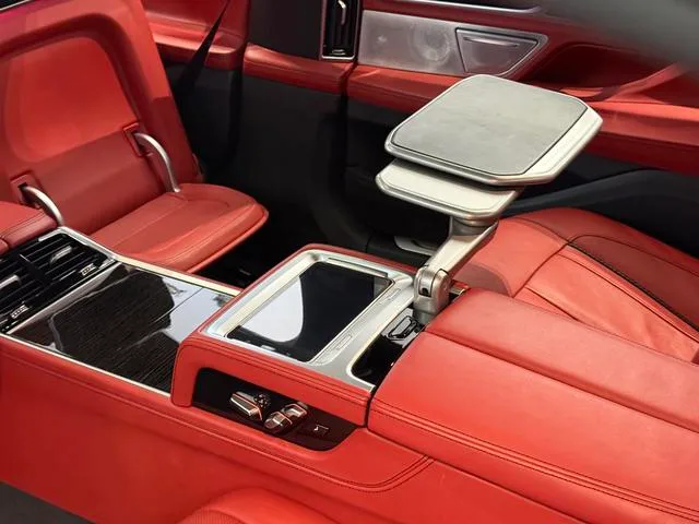 BMW 7 Series 2018 M760Li xDrive interior photo 10 BMW 7 Series 2018 M760Li xDrive interior photo 10