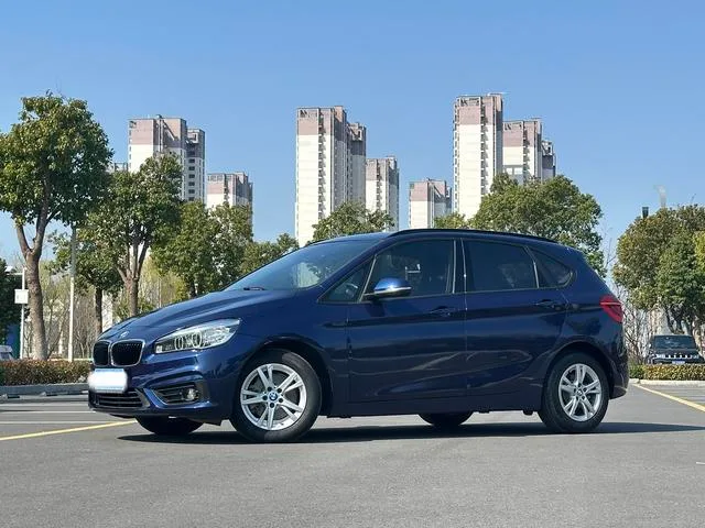 BMW 2 Series Touring 2016 218i Líder exterior foto 1 BMW 2 Series Touring 2016 218i Líder exterior foto 1