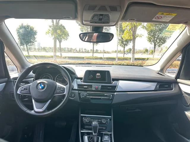 BMW 2 Series Touring 2016 218i Líder interior foto 12 BMW 2 Series Touring 2016 218i Líder interior foto 12