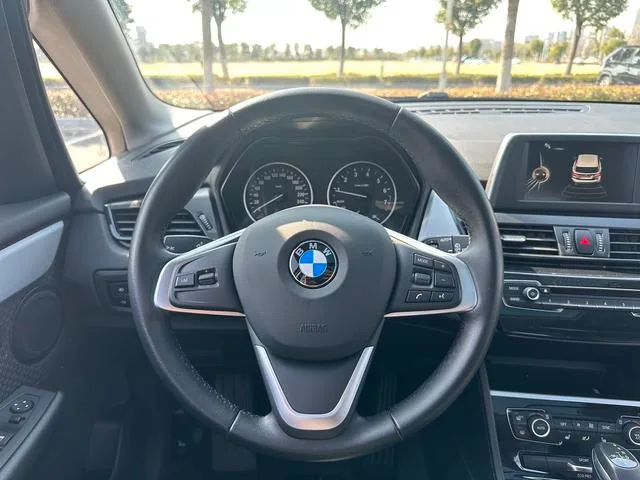BMW 2 Series Touring 2016 218i Líder interior foto 13 BMW 2 Series Touring 2016 218i Líder interior foto 13