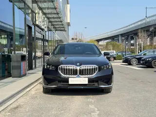 BMW 5 Series 2024 530Li Líder Traje de lujo exterior foto 3
