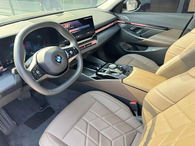 BMW 5 Series 2024 530Li Líder Traje de lujo exterior foto 7