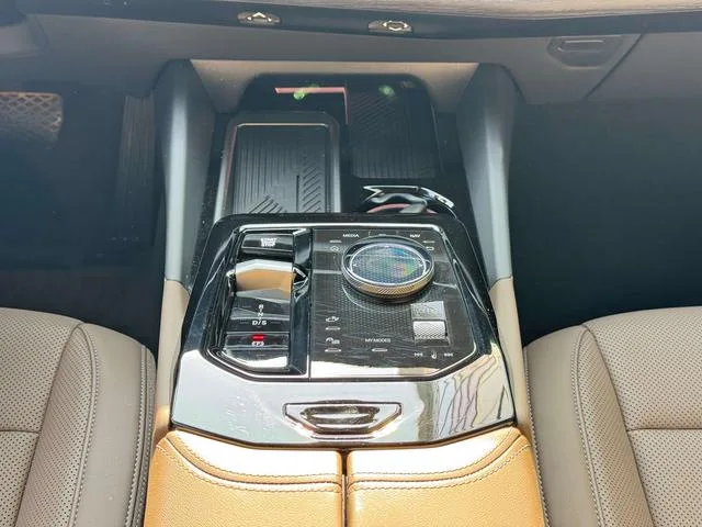 BMW 5 Series 2024 530Li Líder Traje de lujo interior foto 11