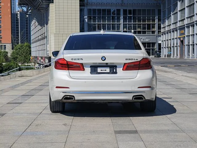 BMW 5 Series 2020 530Le Traje de lujo exterior foto 3