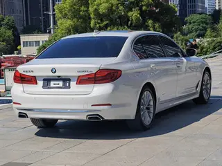 BMW 5 Series 2020 530Le Traje de lujo exterior foto 4