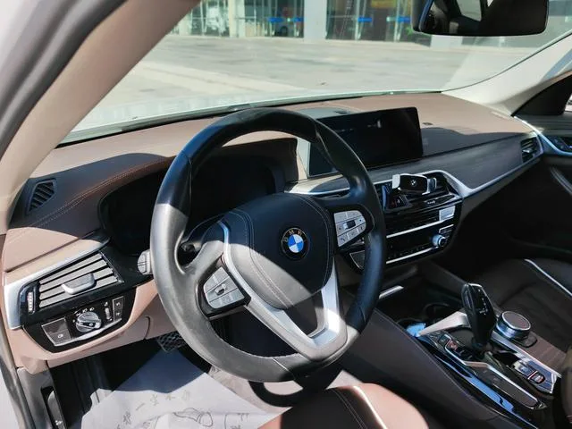 BMW 5 Series 2020 530Le Traje de lujo exterior foto 5