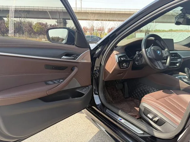 BMW 5 Series 2022 Segundo cambio 535Le M Conjunto deportivo exterior foto 7