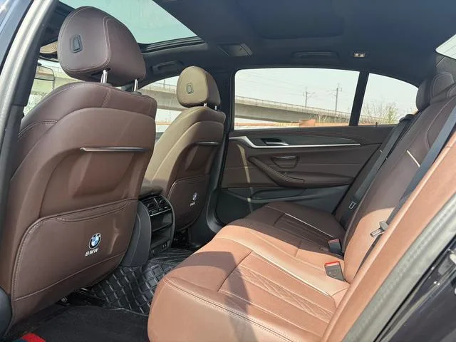 BMW 5 Series 2022 Segundo cambio 535Le M Conjunto deportivo interior foto 9