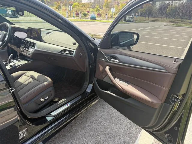 BMW 5 Series 2022 Segundo cambio 535Le M Conjunto deportivo interior foto 10