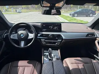 BMW 5 Series 2022 Segundo cambio 535Le M Conjunto deportivo interior foto 14