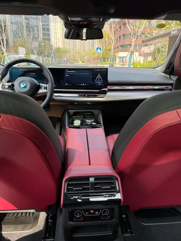 BMW i5 2025 eDrive40L M Sports suit interior photo 10 BMW i5 2025 eDrive40L M Sports suit interior photo 10
