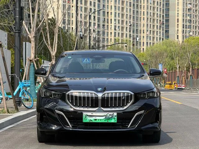 BMW i5 2025 eDrive40L M Sports suit interior photo 13 BMW i5 2025 eDrive40L M Sports suit interior photo 13