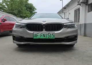 BMW 5 Series 2019 530Le Traje de lujo exterior foto 2