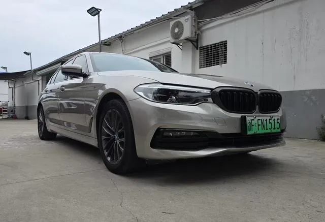BMW 5 Series 2019 530Le Traje de lujo exterior foto 3