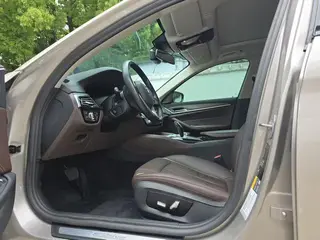 BMW 5 Series 2019 530Le Traje de lujo interior foto 6