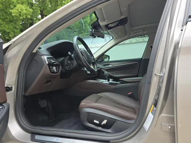BMW 5 Series 2019 530Le Traje de lujo interior foto 6