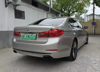 BMW 5 Series 2019 530Le Traje de lujo interior foto 7