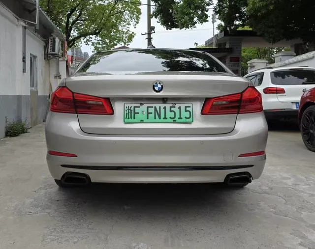 BMW 5 Series 2019 530Le Traje de lujo interior foto 8