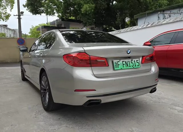 BMW 5 Series 2019 530Le Traje de lujo interior foto 9