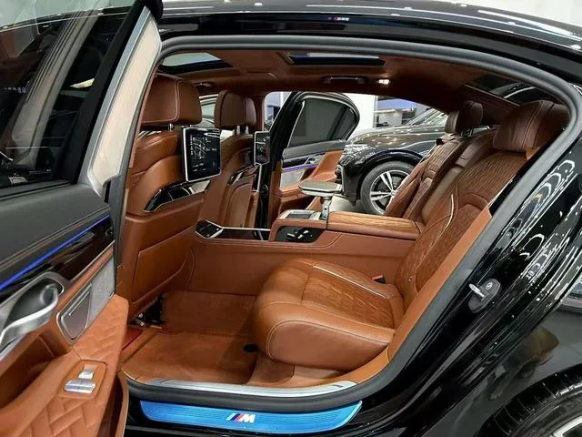 BMW 7 Series 2019 740Li xDrive Administrative M Sports suit exterior photo 5