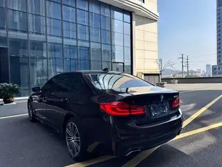 BMW 5 Series 2019 530Li Líder M Conjunto deportivo exterior foto 2 BMW 5 Series 2019 530Li Líder M Conjunto deportivo exterior foto 2