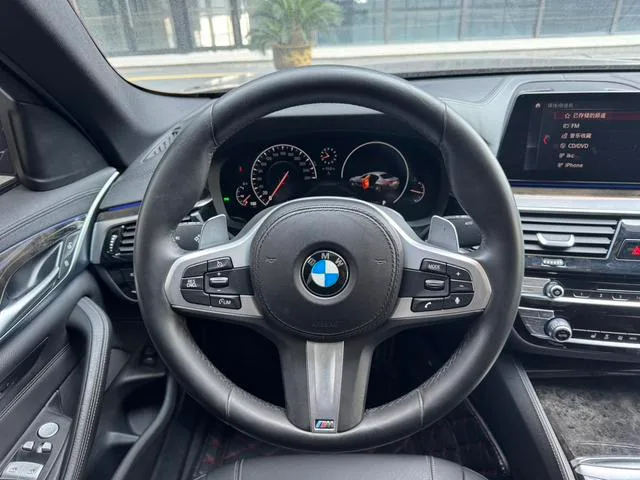 BMW 5 Series 2019 530Li Líder M Conjunto deportivo exterior foto 4 BMW 5 Series 2019 530Li Líder M Conjunto deportivo exterior foto 4