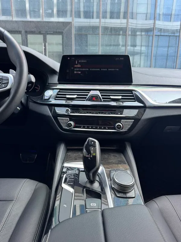 BMW 5 Series 2019 530Li Líder M Conjunto deportivo exterior foto 5 BMW 5 Series 2019 530Li Líder M Conjunto deportivo exterior foto 5
