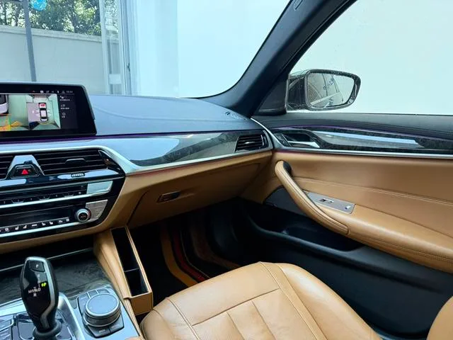 BMW 5 Series 2020 530Li Премиум-класса M Спортивный костюм интерьер фото 17